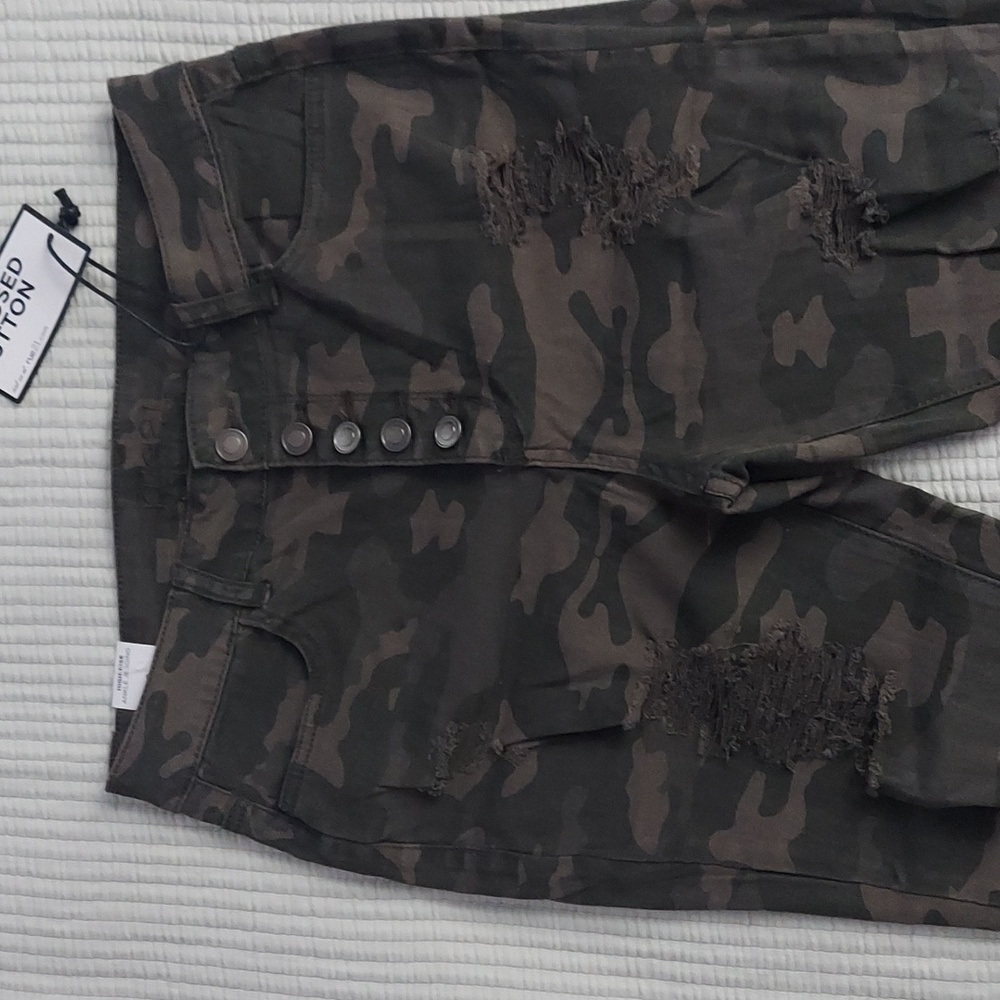 Rue 21 distressed camo jegging pants